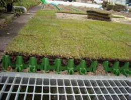 ③緑化基盤ユニットの上に芝を置きます。